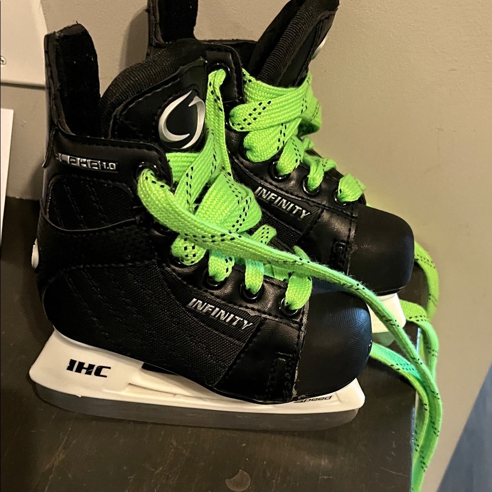 Boys hockey skate, 9, excellent condition.  **will come with white laces**